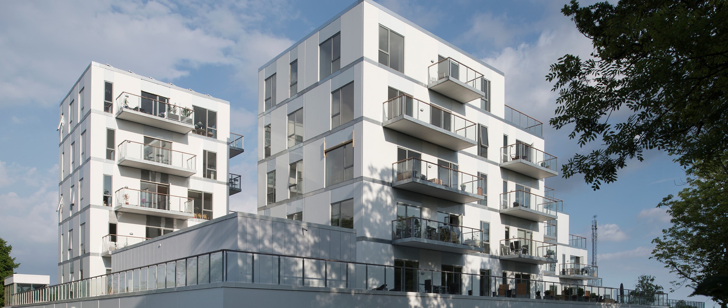 Genua House er et ”terrassehus” som knytter sig til en stolt dansk arkitektur tradition med lyse og venlige boliger med sans for detaljen og med høj bo-kvalitet.
