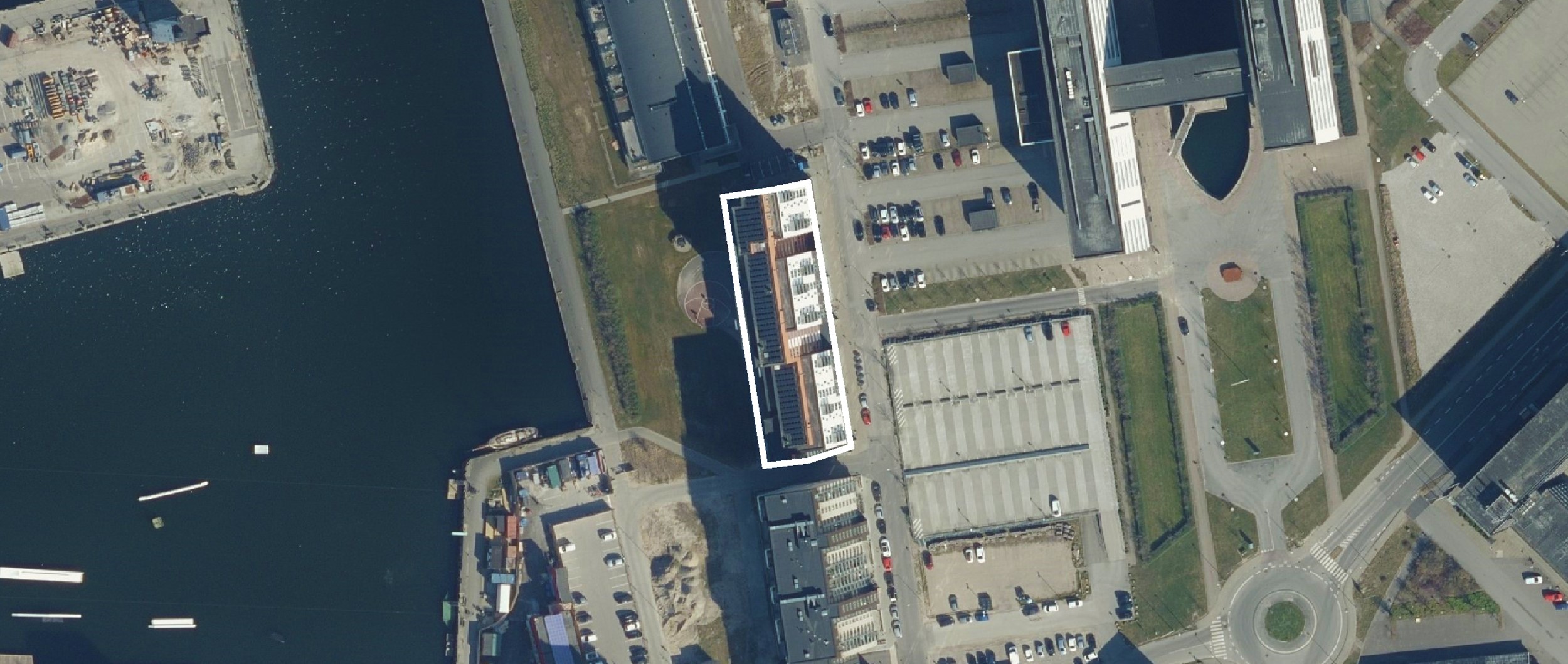 På en tidligere værftsgrund på Aalborg Østhavn står et større nybyggeri færdigt. Bygningen indeholder 166 ungdomsboliger, som alle har en fantastisk udsigt over Limfjorden.