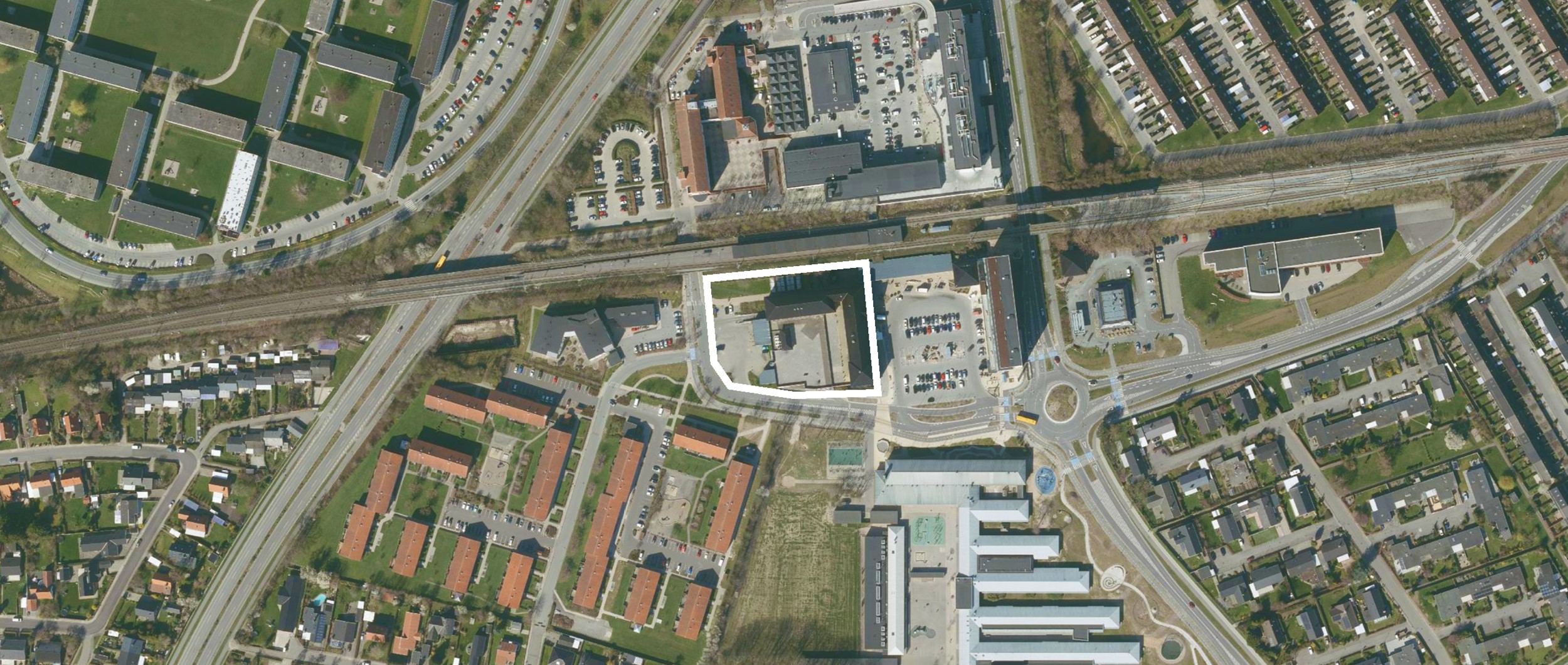 På denne attraktive grund ved Vallensbæk station ønsker vi at skabe en varieret og spændende bebyggelse af høj funktionel arkitektonisk kvalitet.