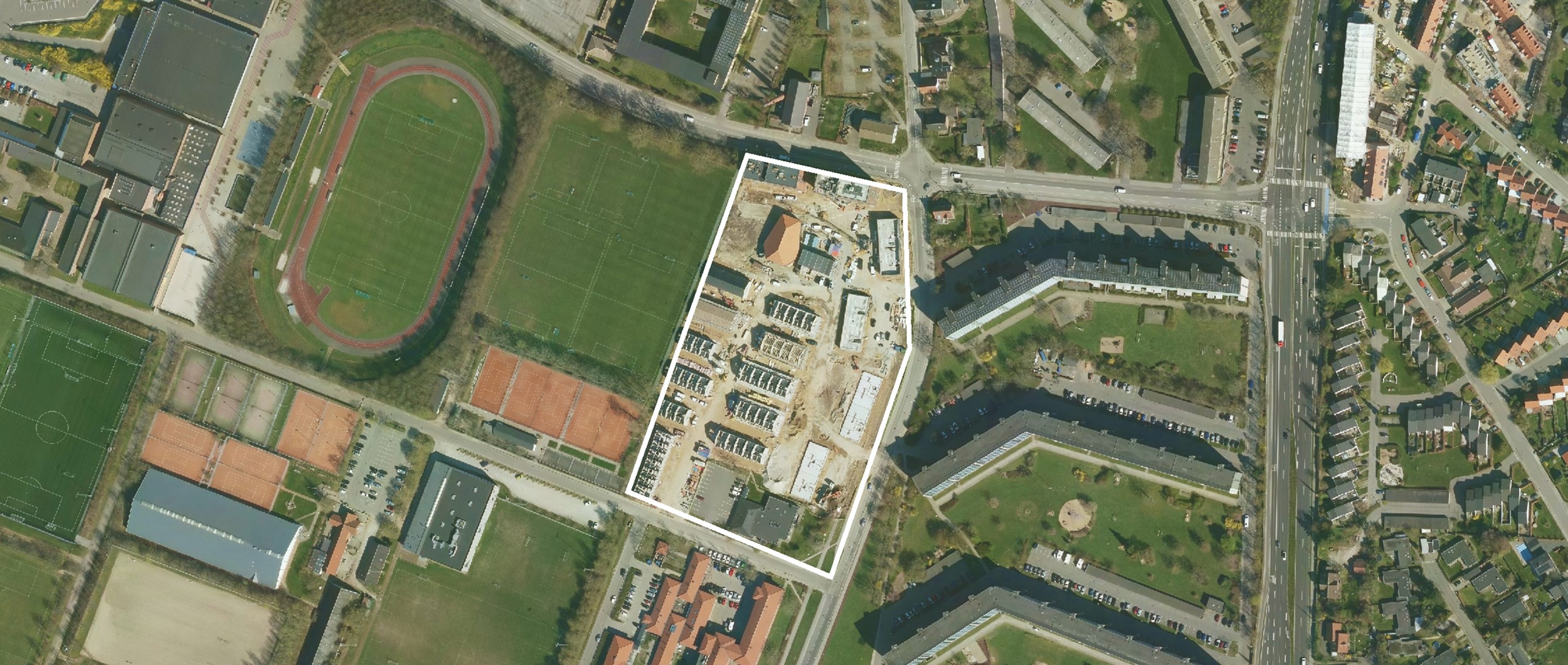 Risskov Husene ligger meget centralt i byen og har Vejlby Stadion som nabo.