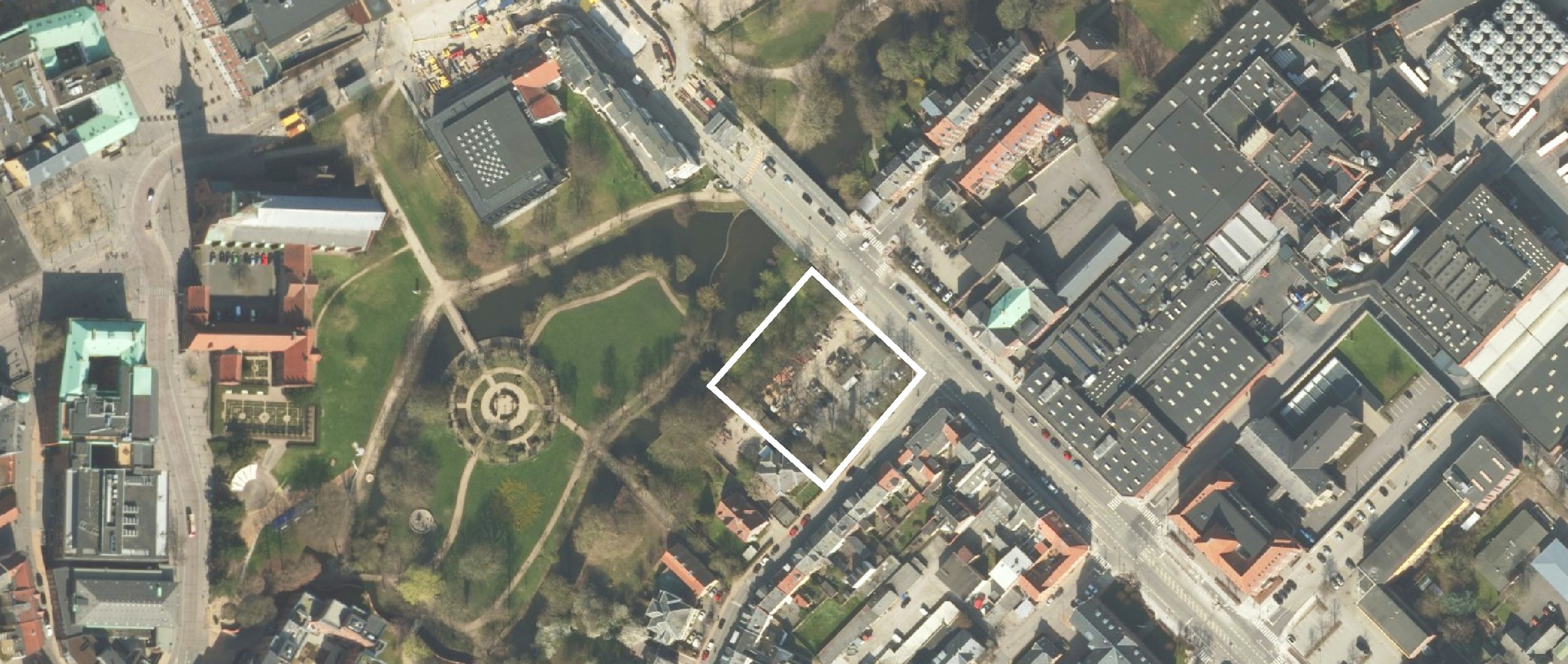 Bebyggelsen på Kronprinsensgade har en attraktiv beliggenhed ved Odense Å, en Å der står som et stærkt motiv for byen.