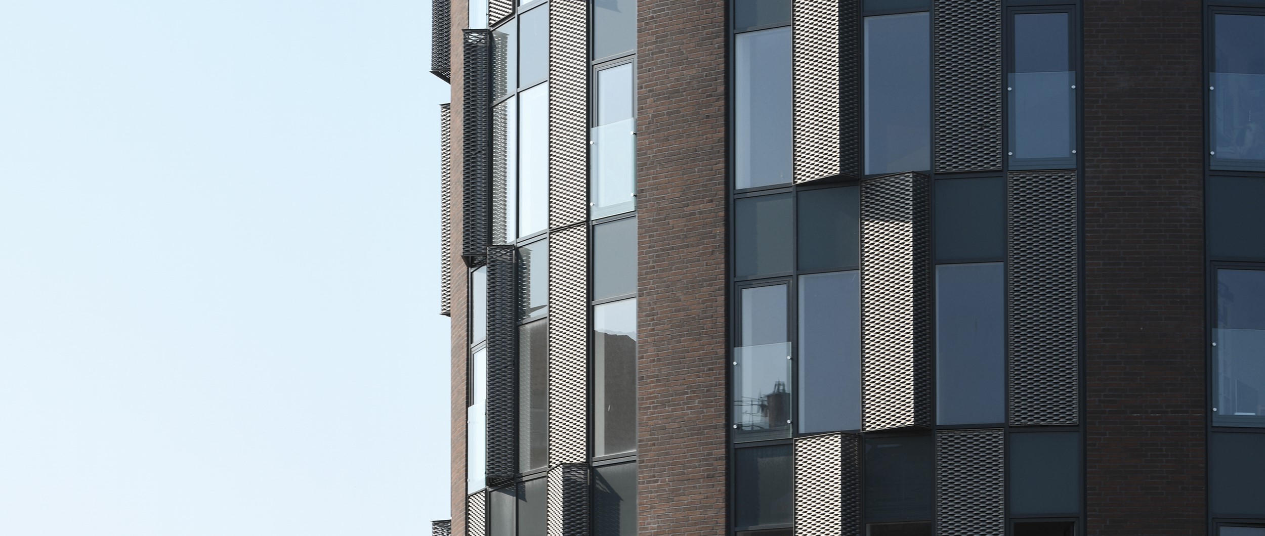 Som et lysende fyrtårn for enden af gågaden bidrager bygningen til en opblomstring af bymidten og understøtter den positive udvikling i Odense.