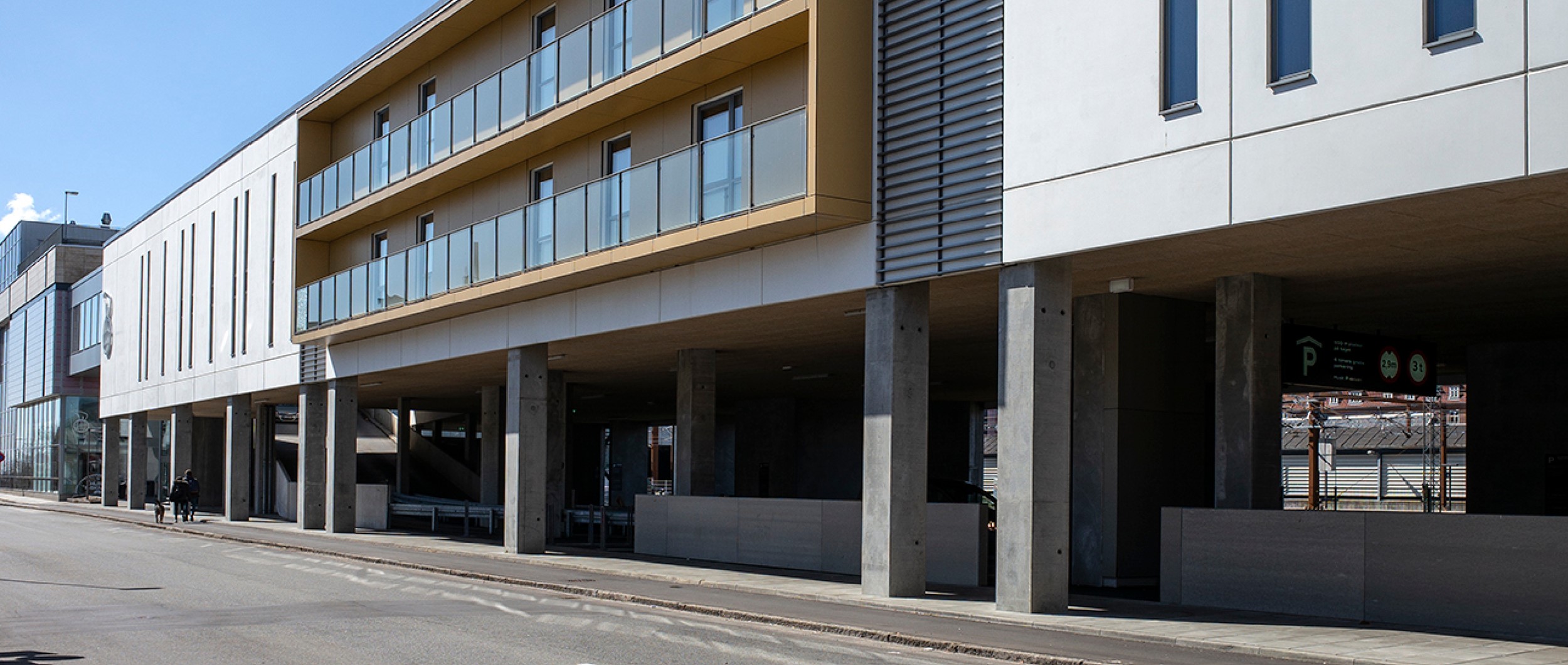 Biografcenteret, er udført som en ny bygning på søjler hen over eksisterende parkeringspladser.