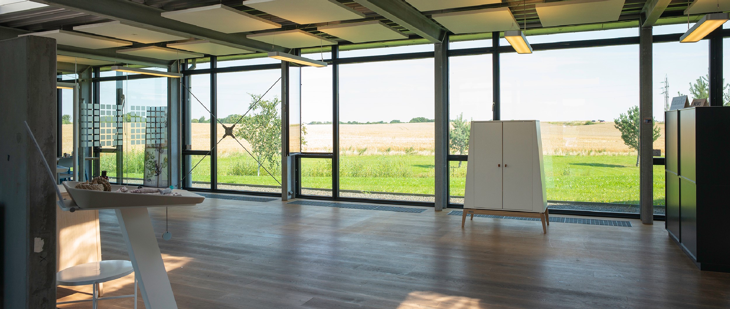 Kontorbygningen indeholder i princippet et stort rum. Bygningens boomerang-form og store rummøbler deler kontorrummet op.