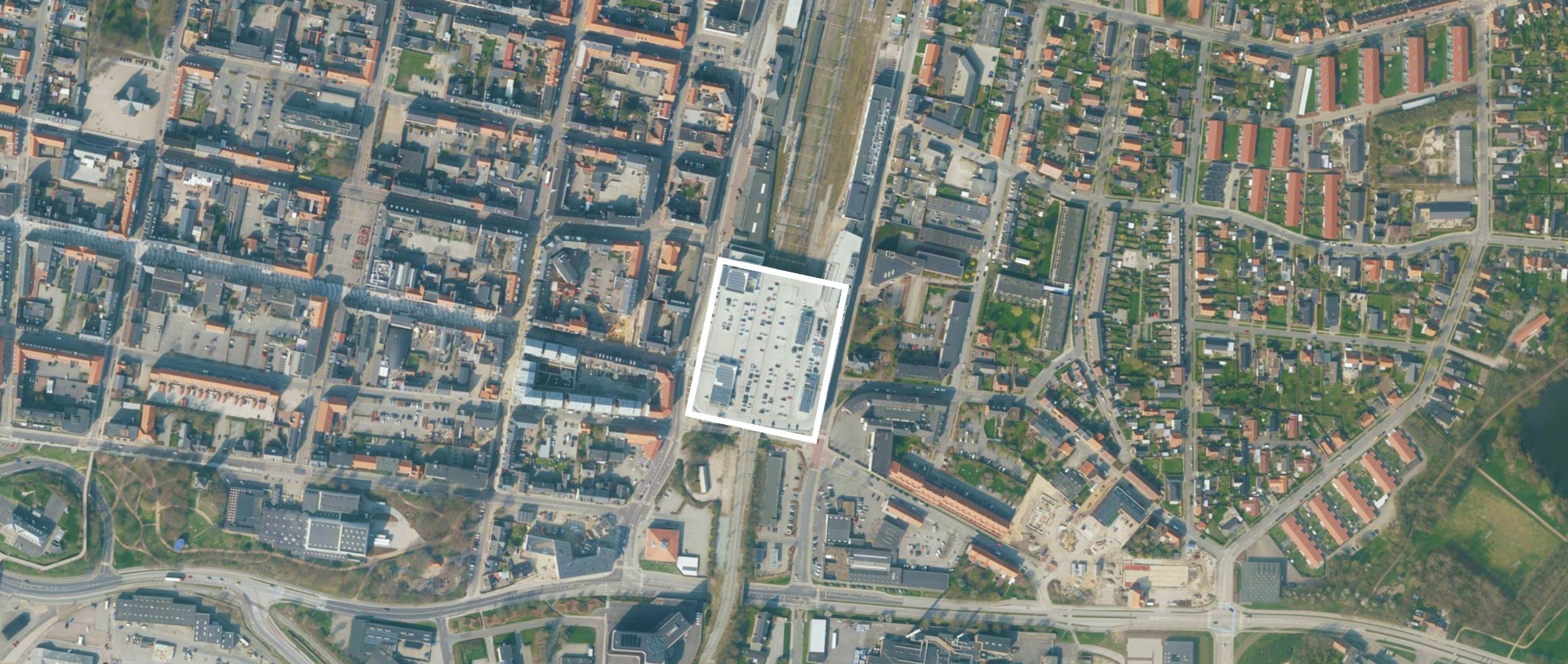 Centralt beliggende i Esbjerg finder man Broen shoppingcenter, der strækker sig over jernbanen og forbinder byens centrum med byens østside.